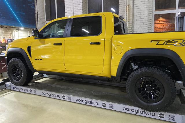 Выдвижные электрические пороги ATS на Dodge Ram IV