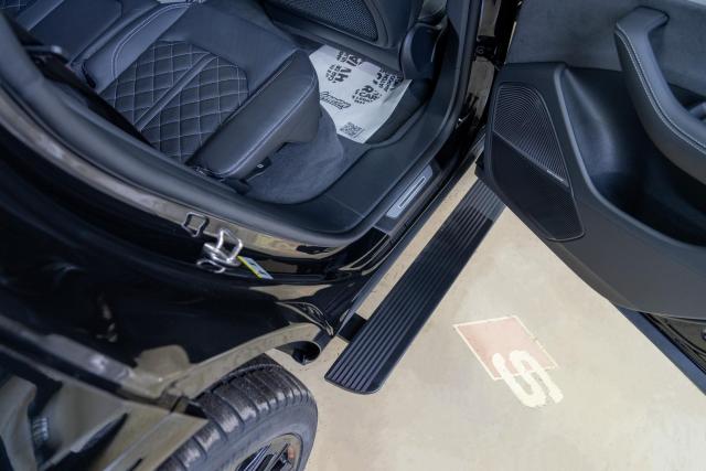 Выдвижные электрические пороги ATS на Audi Q8