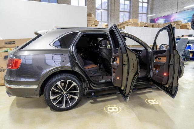 Выдвижные электрические пороги ATS на Bentley Bentayga