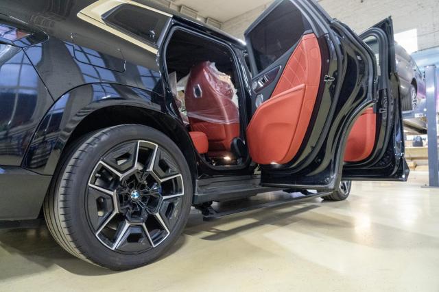 Выдвижные электрические пороги ATS на BMW XM