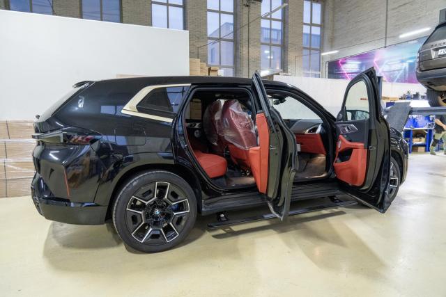 Выдвижные электрические пороги ATS на BMW XM