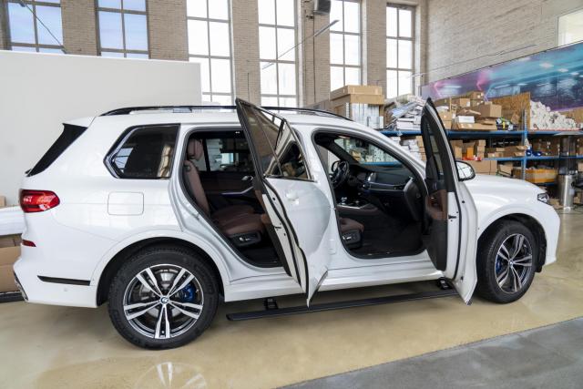 Выдвижные электрические пороги ATS на BMW X7 G07