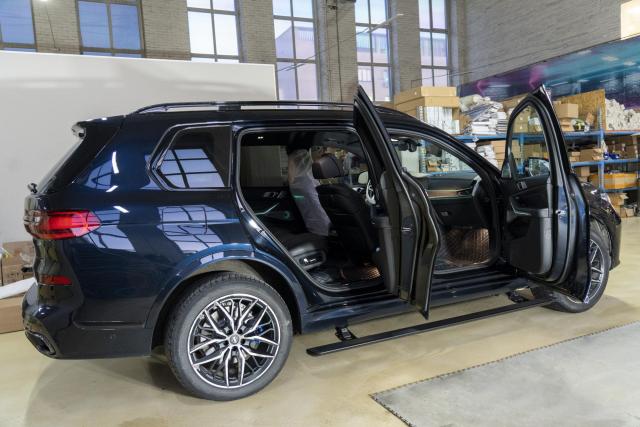 Выдвижные электрические пороги ATS на BMW X7 G07