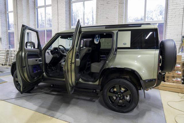 Установка выдвижных электропорогов ATS на Land Rover Defender