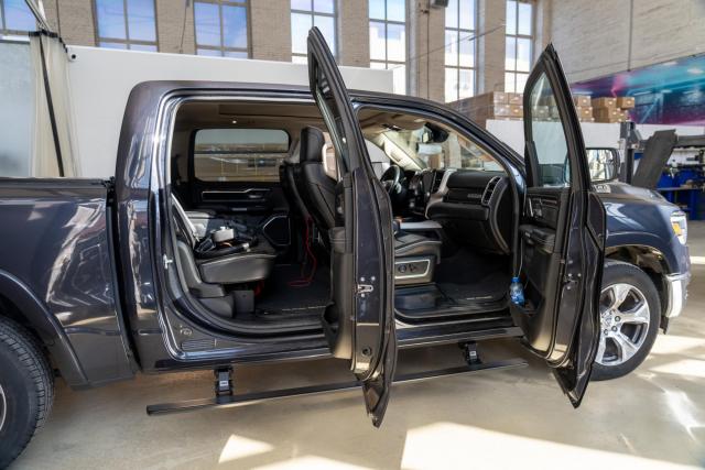 Выдвижные электрические пороги ATS на Dodge Ram IV