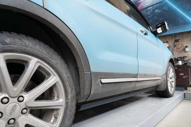 Выдвижные электрические пороги ATS на Ford Explorer V Рестайлинг
