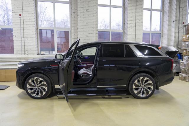 Выдвижные электрические пороги на  HONGQI E-HS9