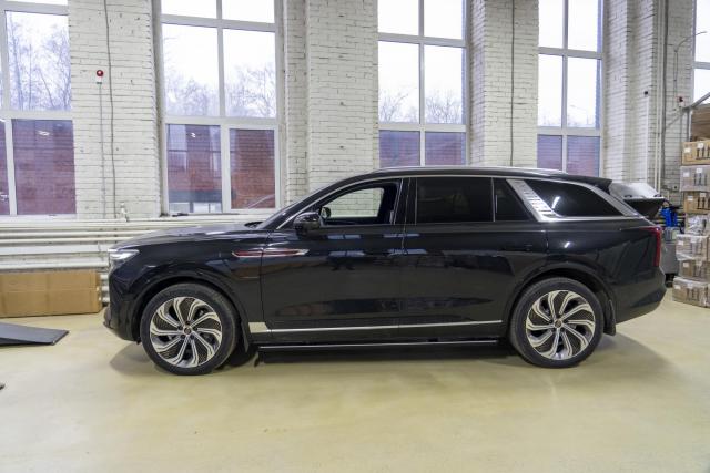 Выдвижные электрические пороги на  HONGQI E-HS9
