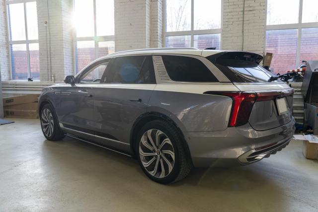 Выдвижные электрические пороги на  HONGQI E-HS9