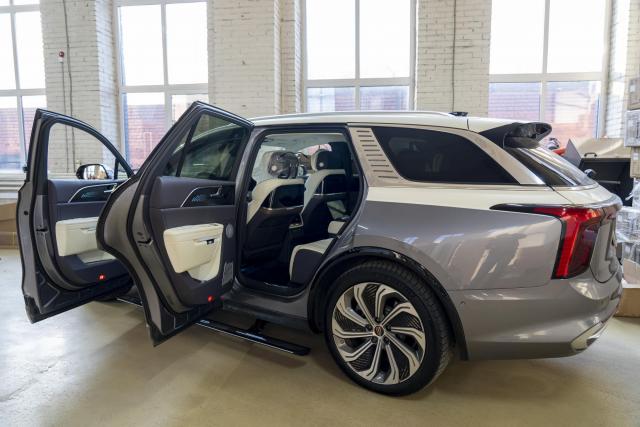 Выдвижные электрические пороги на  HONGQI E-HS9