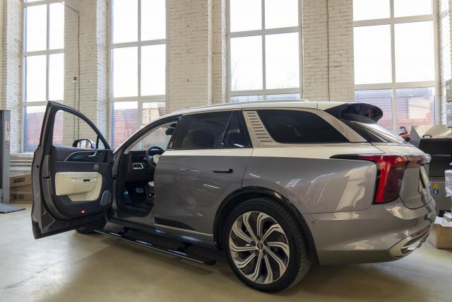 Выдвижные электрические пороги на  HONGQI E-HS9