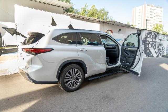 Выдвижные электрические пороги ATS на Toyota Highlander