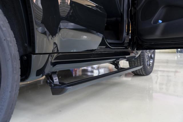 Выдвижные электрические пороги ATS на Jeep Grand Cherokee
