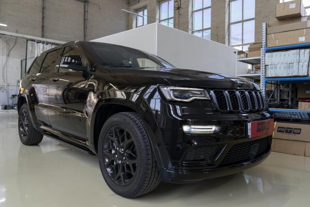 Выдвижные электрические пороги ATS на Jeep Grand Cherokee