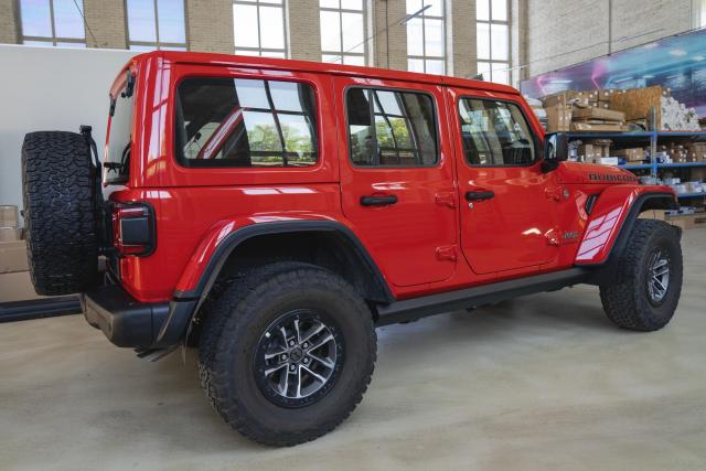Установка выдвижных электропорогов ATS на Jeep Wrangler