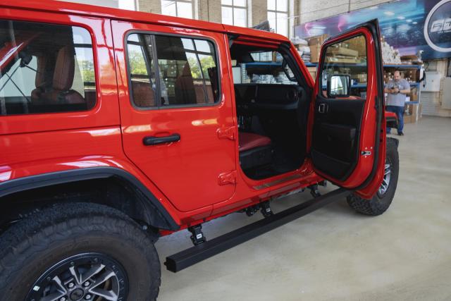 Установка выдвижных электропорогов ATS на Jeep Wrangler