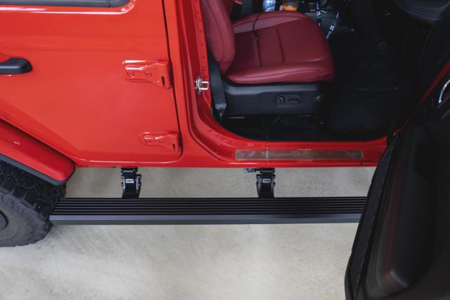 Установка выдвижных электропорогов ATS на Jeep Wrangler