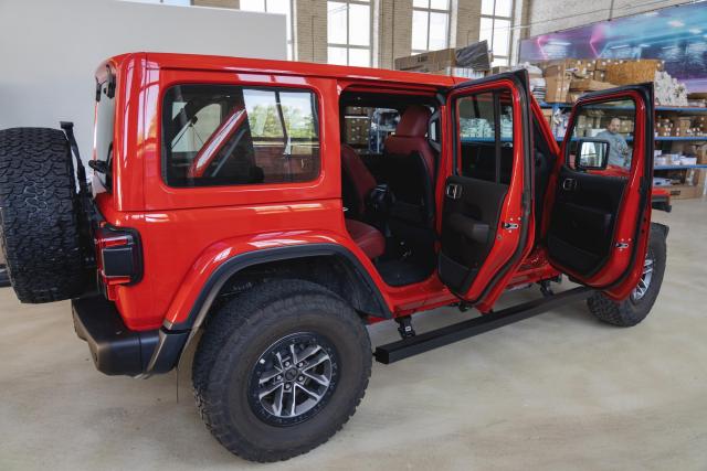 Установка выдвижных электропорогов ATS на Jeep Wrangler