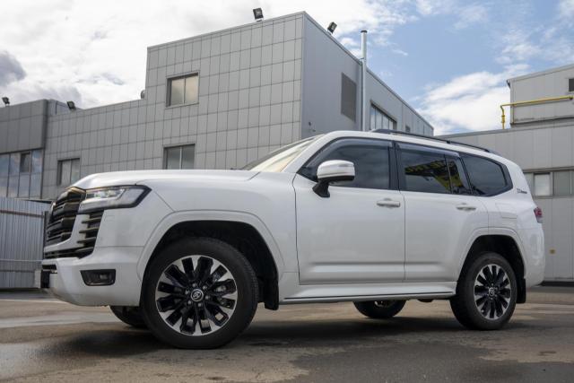 Выдвижные электрические пороги ATS на Toyota Land Cruiser 300
