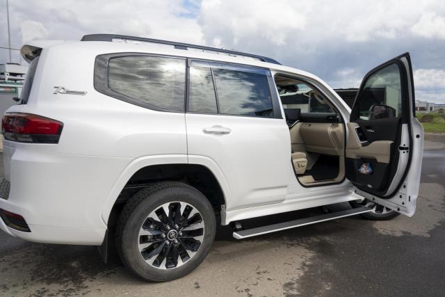 Выдвижные электрические пороги ATS на Toyota Land Cruiser 300