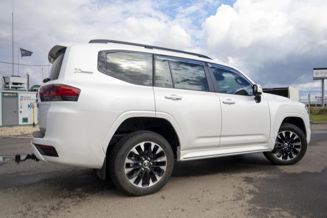 Выдвижные электрические пороги ATS на Toyota Land Cruiser 300