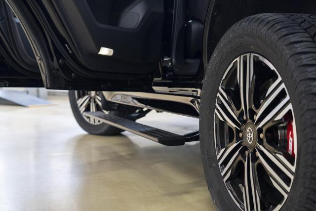 Выдвижные электрические пороги ATS на Toyota Land Cruiser 300