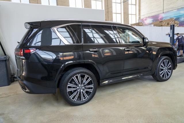 Выдвижные электрические пороги ATS на Lexus LX500