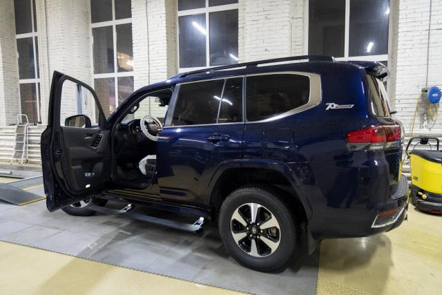Выдвижные электрические пороги ATS на Toyota Land Cruiser 300