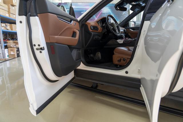 Выдвижные электрические пороги ATS на Maserati Levante