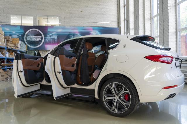 Выдвижные электрические пороги ATS на Maserati Levante