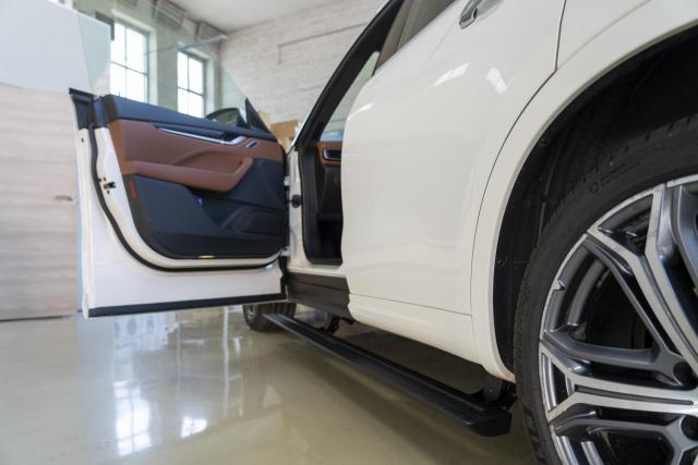 Выдвижные электрические пороги ATS на Maserati Levante