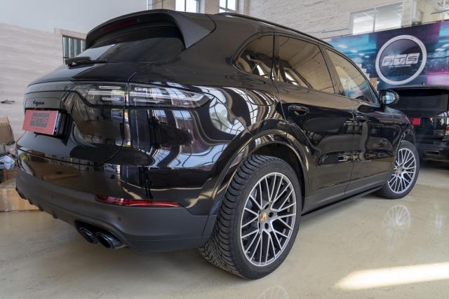 Выдвижные электрические пороги ATS на Porsche Cayenne III
