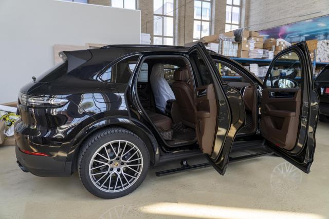 Выдвижные электрические пороги ATS на Porsche Cayenne III