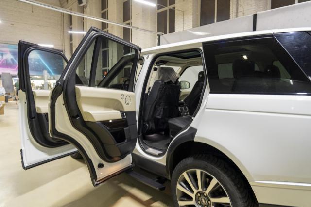 Установка выдвижных электропорогов ATS на Range Rover 2012-2017