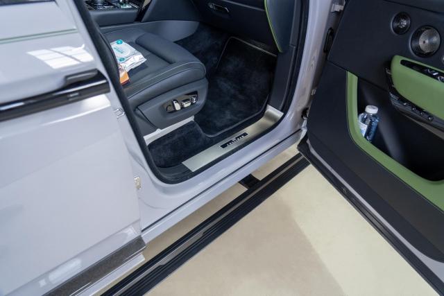Выдвижные электрические пороги ATS на Rolls-Royce Cullinan Series II