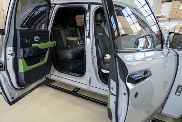 Выдвижные электрические пороги ATS на Rolls-Royce Cullinan Series II