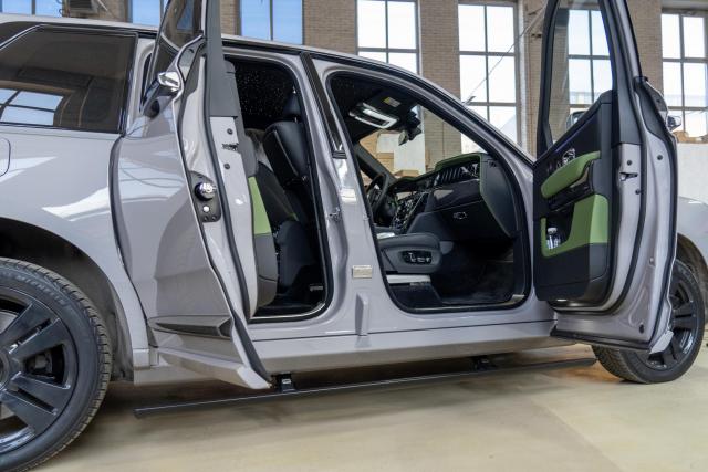 Выдвижные электрические пороги ATS на Rolls-Royce Cullinan Series II
