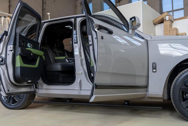 Выдвижные электрические пороги ATS на Rolls-Royce Cullinan Series II