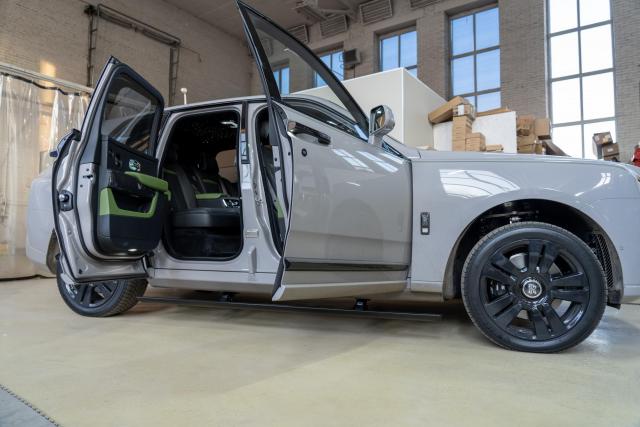 Выдвижные электрические пороги ATS на Rolls-Royce Cullinan Series II