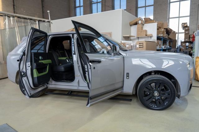 Выдвижные электрические пороги ATS на Rolls-Royce Cullinan Series II