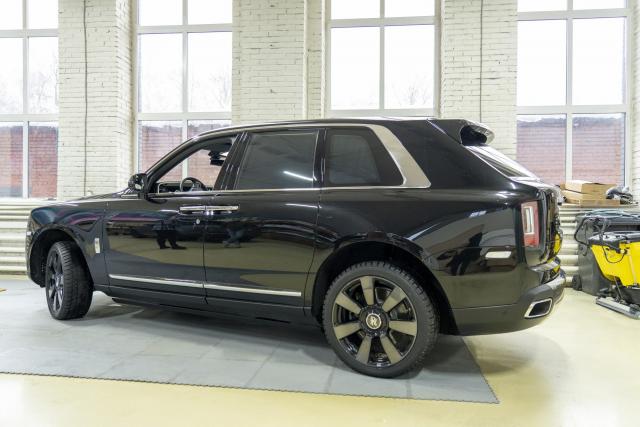Установка выдвижных электропорогов ATS на Rolls-Royce Cullinan