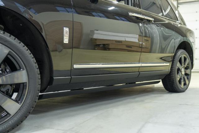 Установка выдвижных электропорогов ATS на Rolls-Royce Cullinan