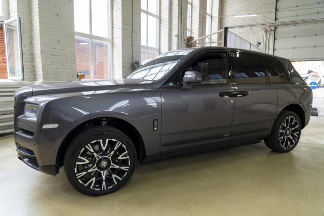 Установка выдвижных электропорогов ATS на Rolls-Royce Cullinan
