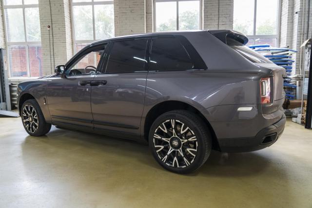 Установка выдвижных электропорогов ATS на Rolls-Royce Cullinan