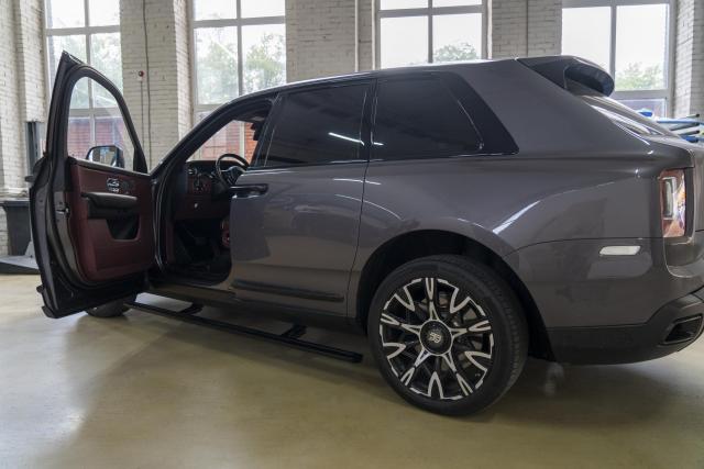 Установка выдвижных электропорогов ATS на Rolls-Royce Cullinan