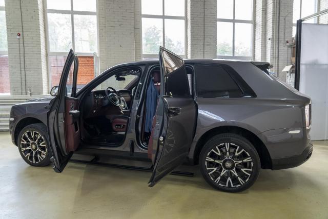 Установка выдвижных электропорогов ATS на Rolls-Royce Cullinan