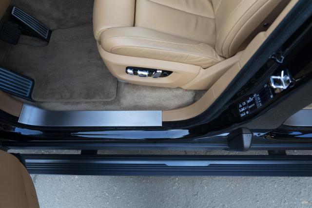 Установка выдвижных электропорогов ATS на Rolls-Royce Cullinan