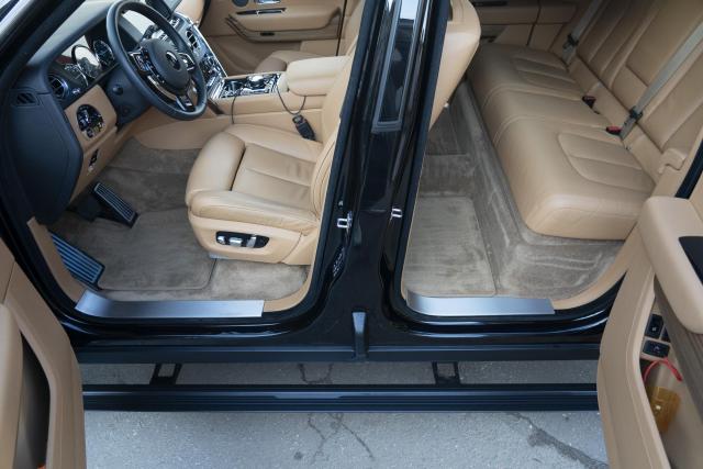 Установка выдвижных электропорогов ATS на Rolls-Royce Cullinan