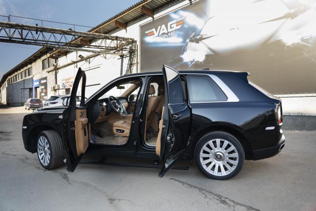 Установка выдвижных электропорогов ATS на Rolls-Royce Cullinan