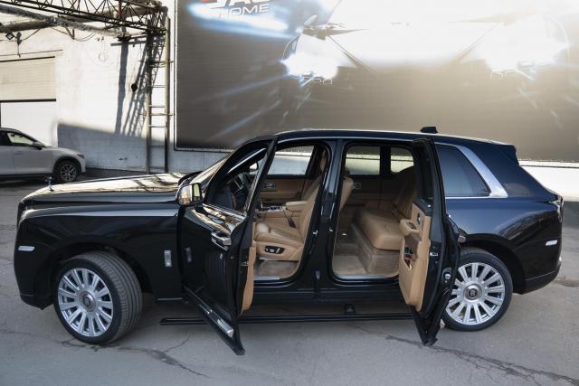 Установка выдвижных электропорогов ATS на Rolls-Royce Cullinan